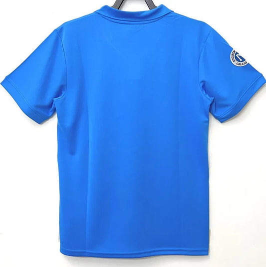 Camiseta retro Napoli 1987/88 primera equipación detalle escudo Maradona – Cortita y al Pie