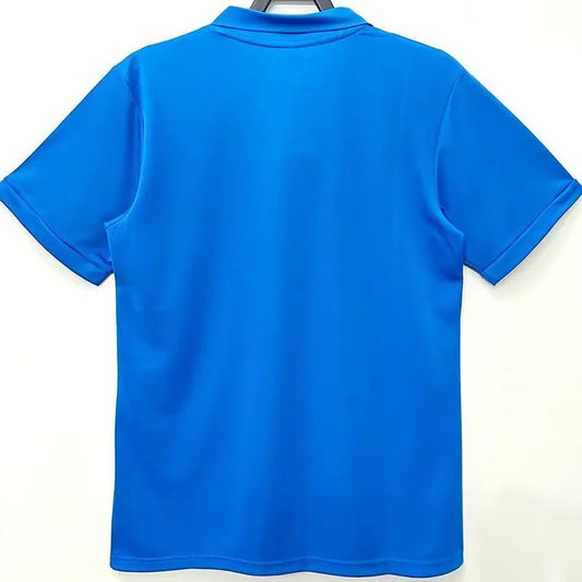 Camiseta retro Napoli 1988/89 primera equipación detalle escudo Maradona – Cortita y al Pie