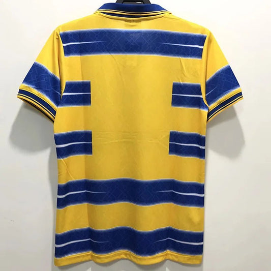 Camiseta retro Parma 1998/99 primera equipación detalle escudo – Cortita y al Pie