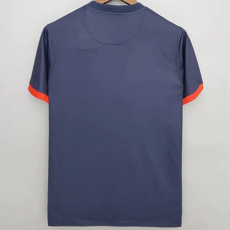 Camiseta retro PSG 2013/14 primera equipación detalle escudo Ibrahimovic Cavani – Cortita y al Pie
